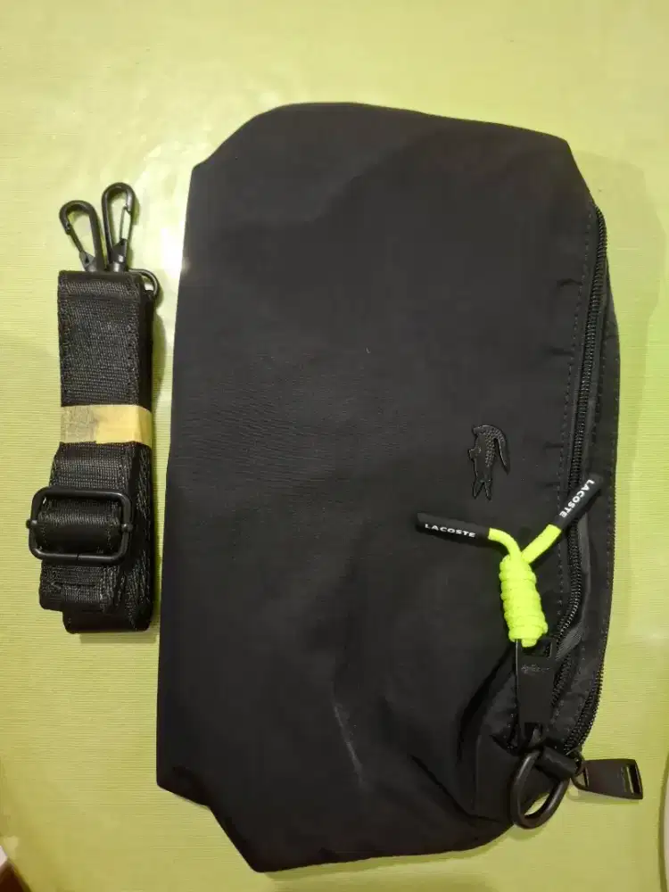 Tas Lacoste selempang kecil