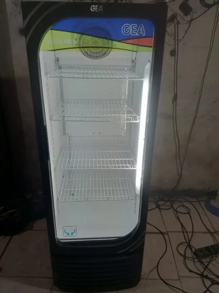 Jual butuh shocase kulkas minuman dingin ukuran tanggung merk GEA