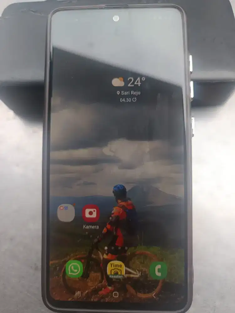 Samsung A51. Butuh duit...