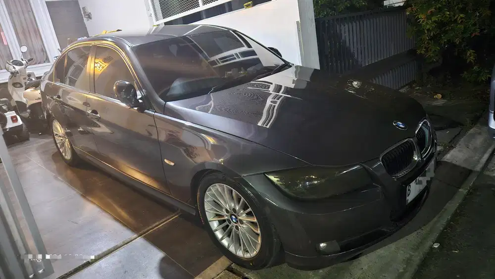 BMW 320i 2010 Bensin
