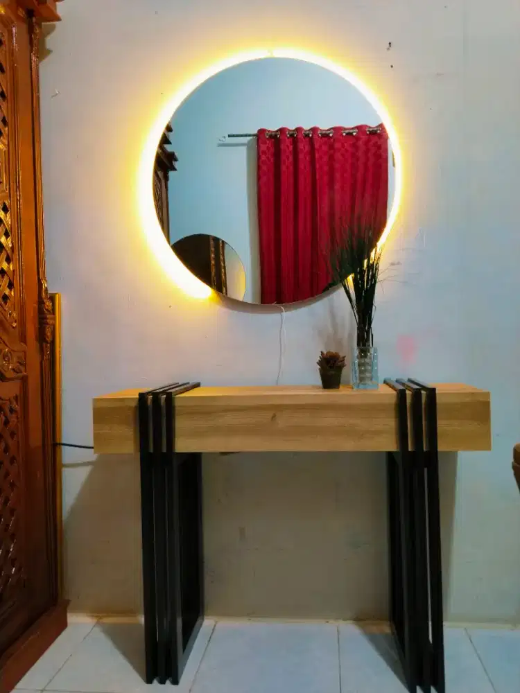 DIJUAL RUGI MEJA KONSUL ESTETIK MASIH BARU UNTUK RUANG TAMU