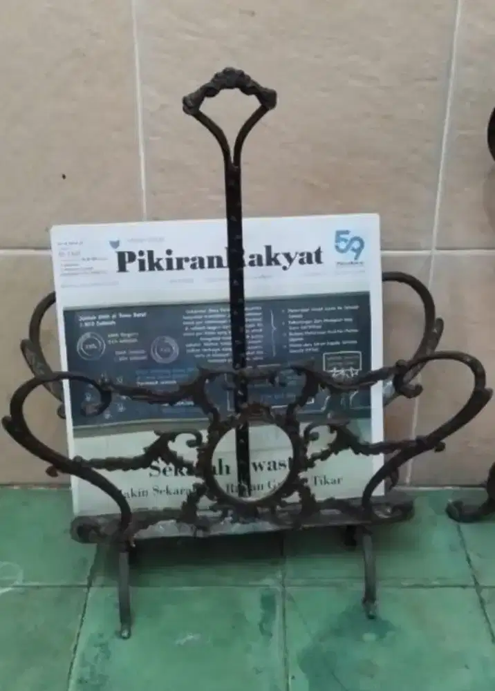 Rak Koran Vintage