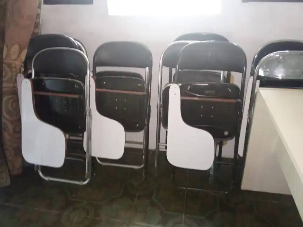 Perlengkapan meja & kursi kantor/ LPK