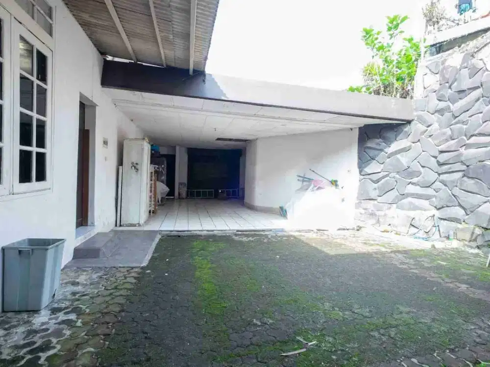 Jual Rumah Luas Terawat di Sayap Surya Sumantri dekat Univ Maranatha