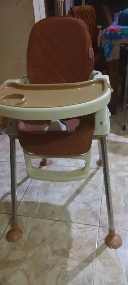 Kursi makan bayi