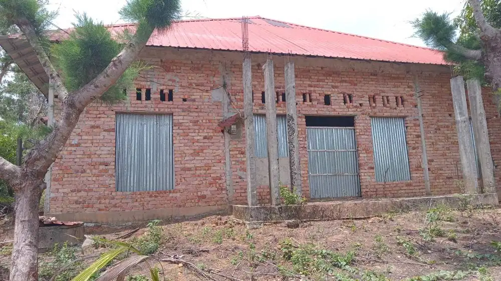 Di jual rumah (400 m) dan tanah (772 m)