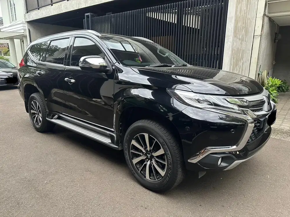 Pajero sport 2.4L DAKAR ULTIMATE (4x2) hitam
