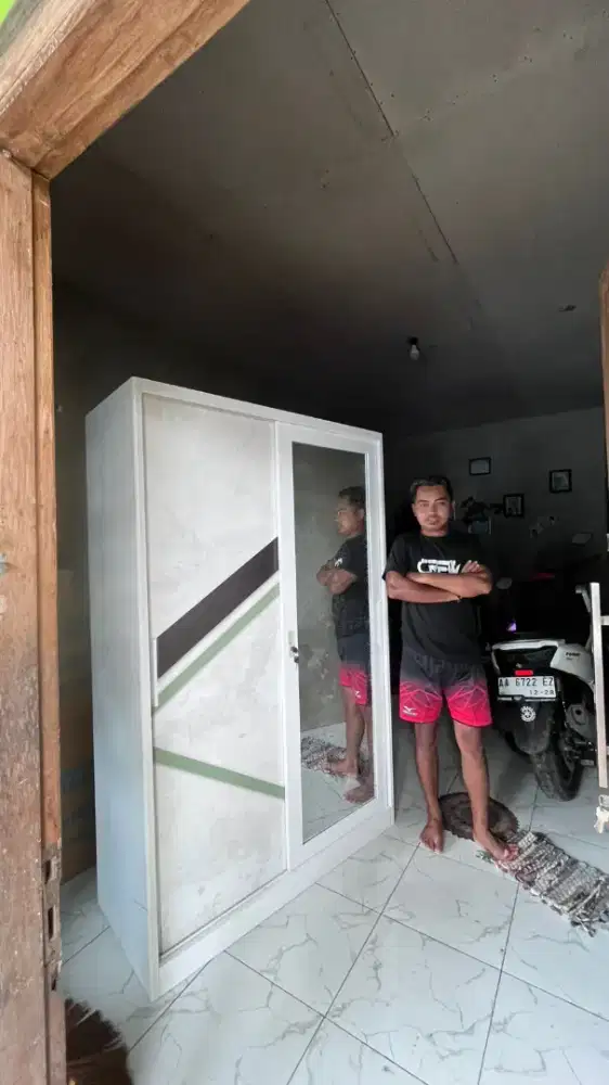 Lemari pakaian aluminium