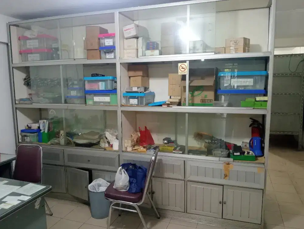 Lemari estalase plus sekat ruangan aluminium