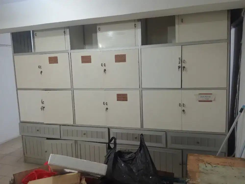 Lemari besar jumbo perkantoran ada 2 unit
