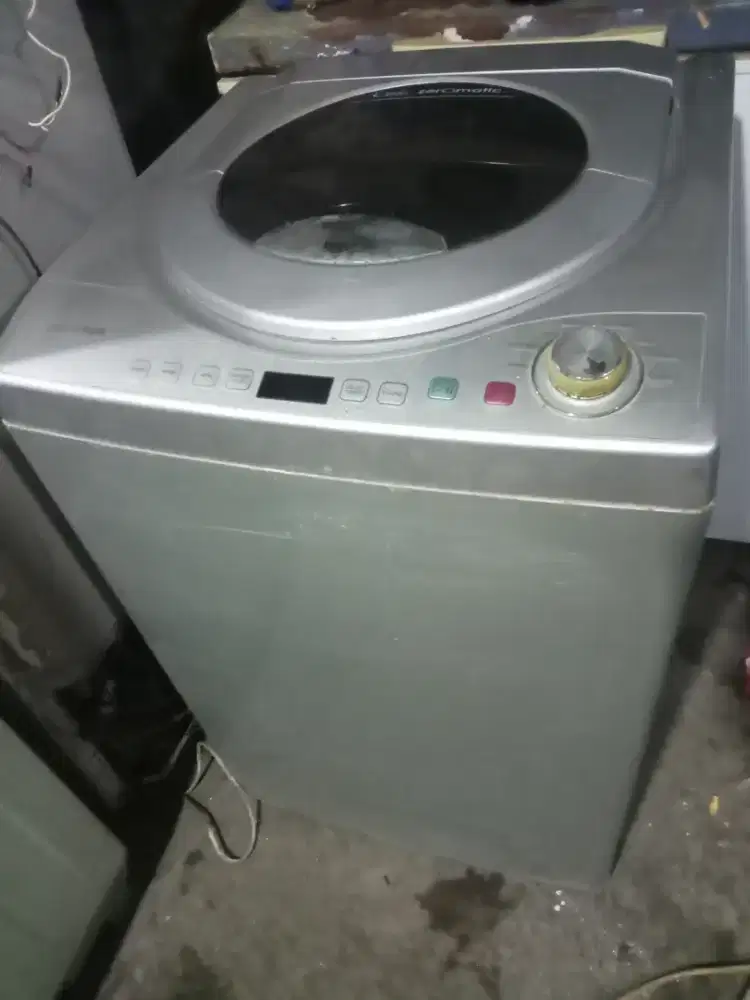 Mesin cuci otomatis Polytron 1 tabung