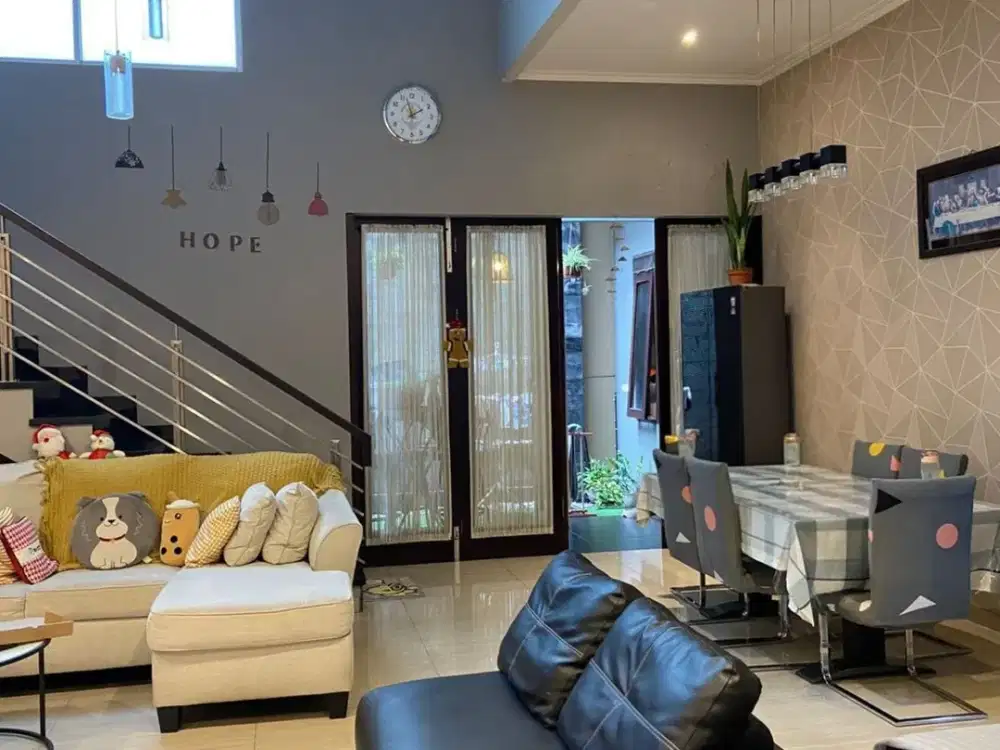 Dijual Rumah 2 Lantai semi Furnish Siap Huni Lokasi di Singgasana Pradana Bandung