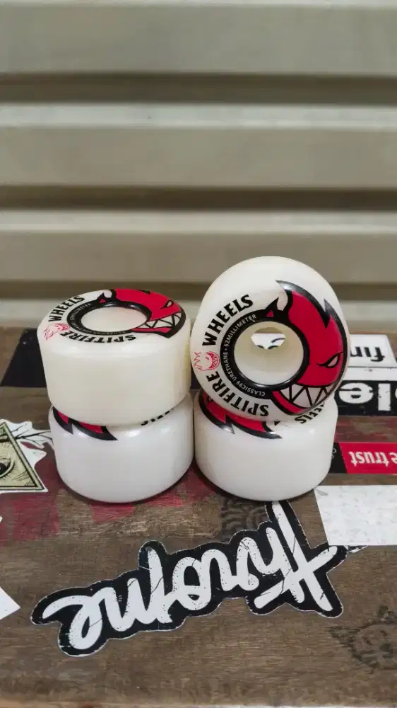 Skateboard wheels spitfire OG flame boy logo 90D