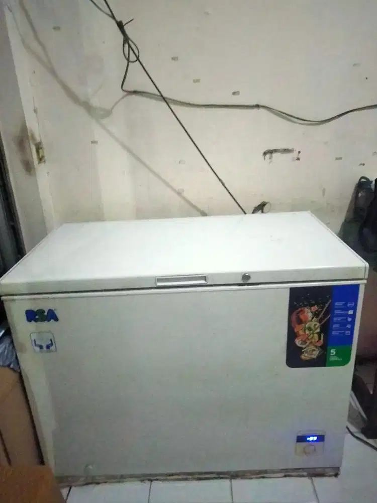 Di jual  CEPAT!! freezer bekas, uk. 130 liter