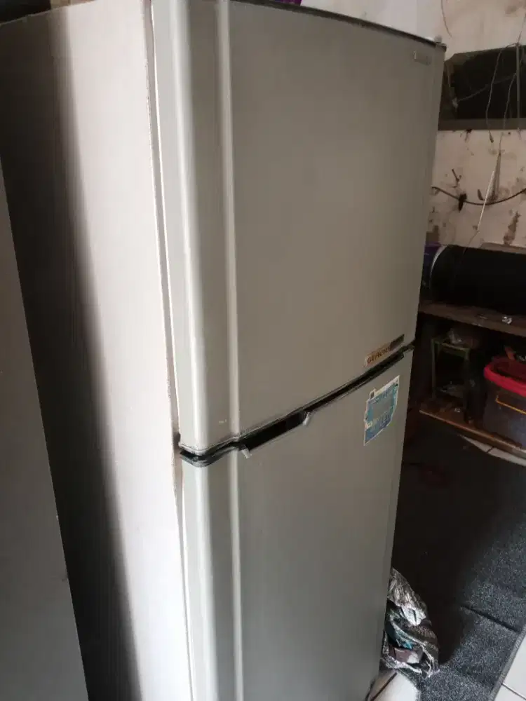 Dijual cepat kulkas dua pintu bisa nego tipis