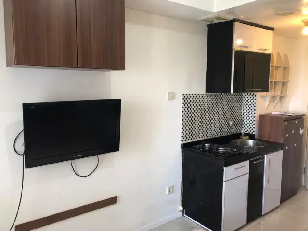 disewa unit apartemen green lake sunter,studio furnished,lantai rendah,view kolam renang,Ac dan waterheater,18 juta/ 6bulan