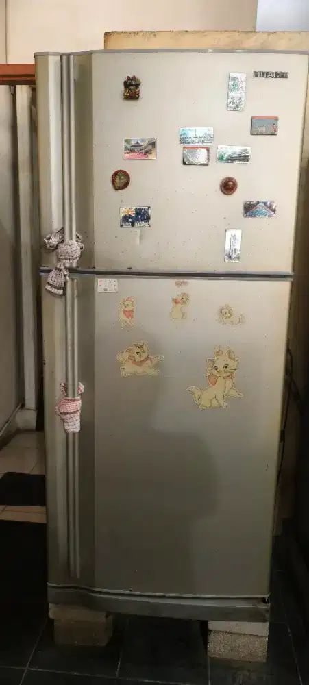 Kulkas hitachi warna abu2