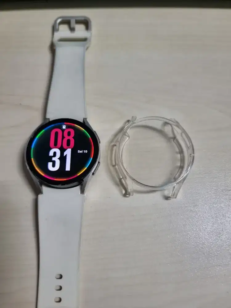Smartwatch Samsung Galaxy Watch6 40mm unit dan kabel charger