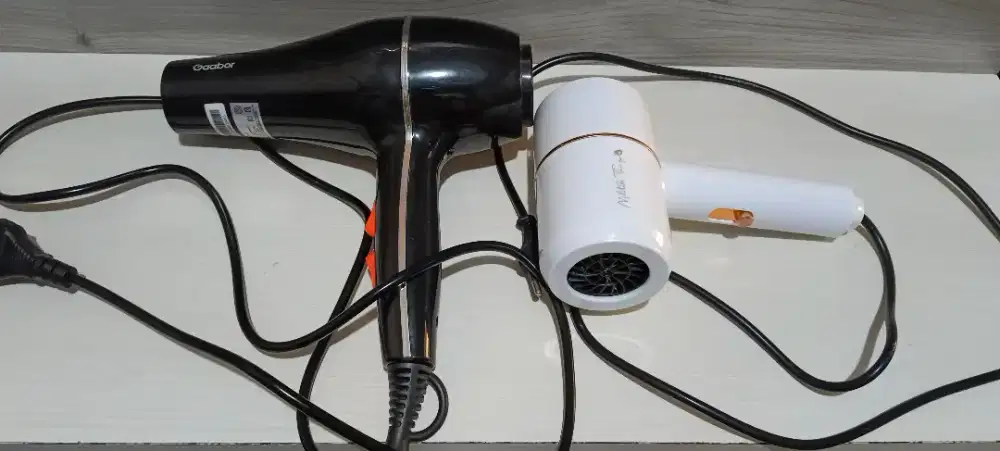 2 bh hair dryer rusak, hidup tapi keluar asap jual murah 30k semuanya