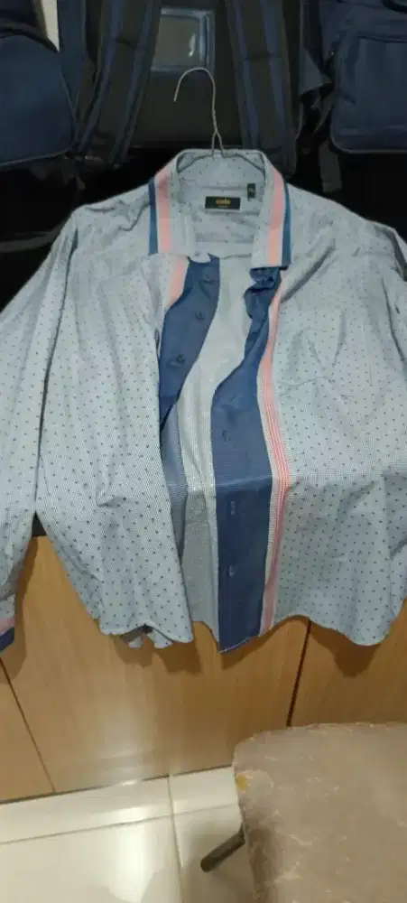 4 kemeja XL 1 celana pendek XL minus ada sobek 1cm murah 30k semuanya