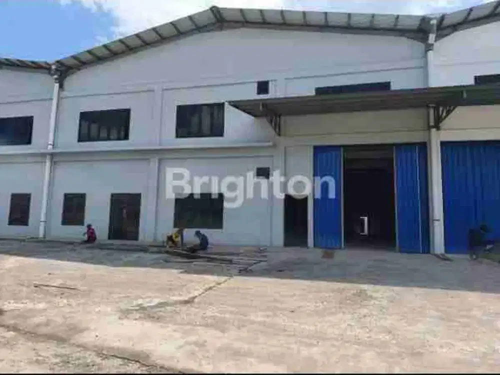 DISEWAKAN BANGUNAN BARU GUDANG INCLUDE KANTOR DENGAN PARKIRAN LUAS LOKASI KM 13