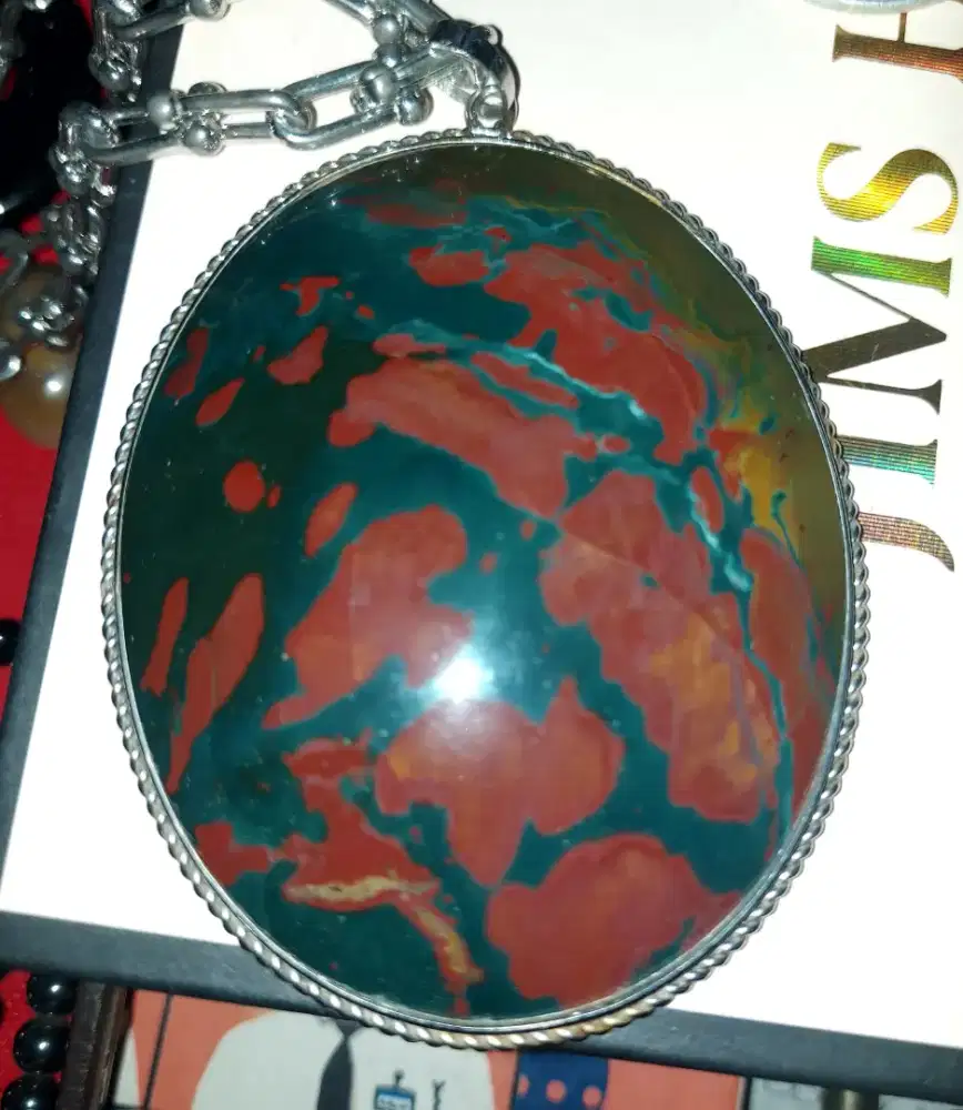 Liontin batu nogo sui lawasan