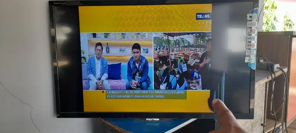 tv led 32 inch polytron panasonic