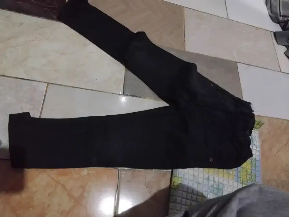 Celana levis hitam usia 4-6 thun