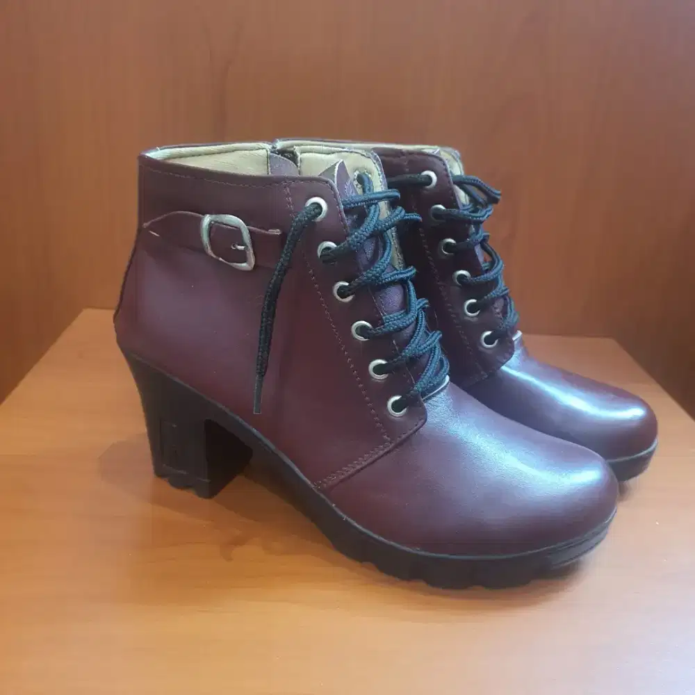Sepatu boots heels kulit asli