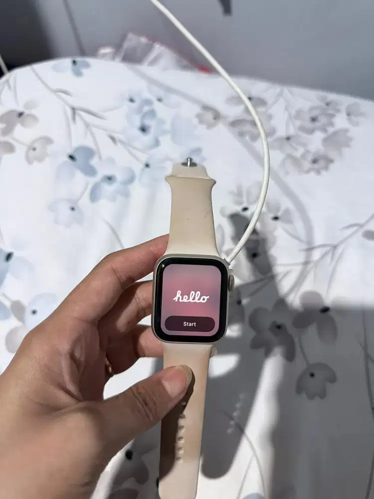 Apple Watch SE Gen 2 starlight 40mm