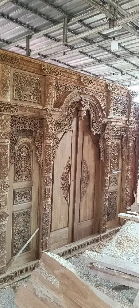 Kusen pintu ukir bahan kayu jati