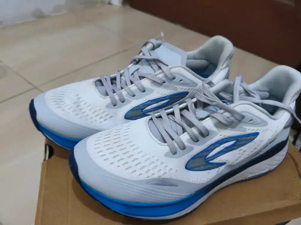 Sepatu running ninteen baru
