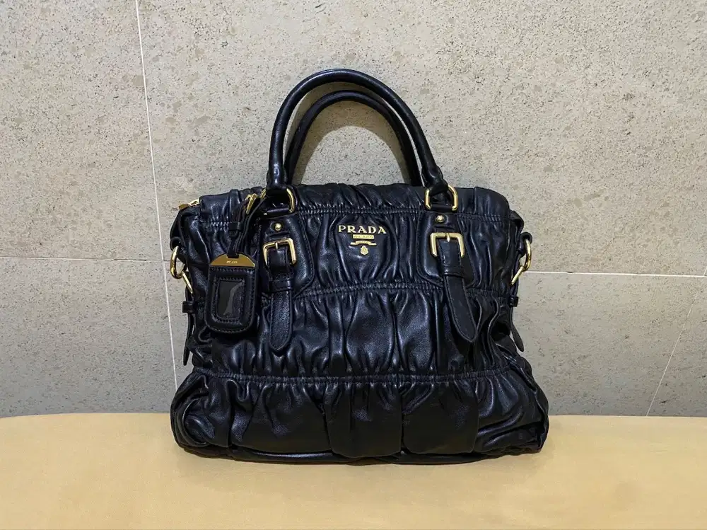 tas hand sling bag wanita brand Prada kulit leather black LIKE NEW