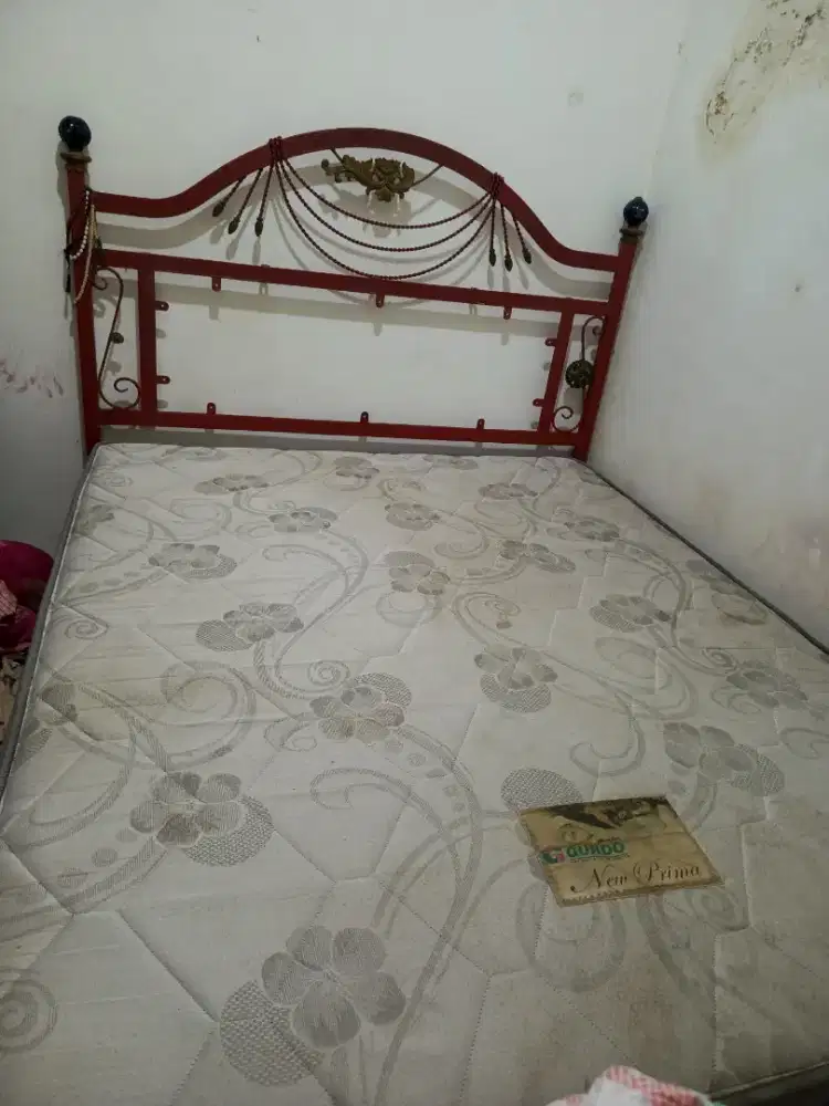 Tempat tidur besi TEMPA