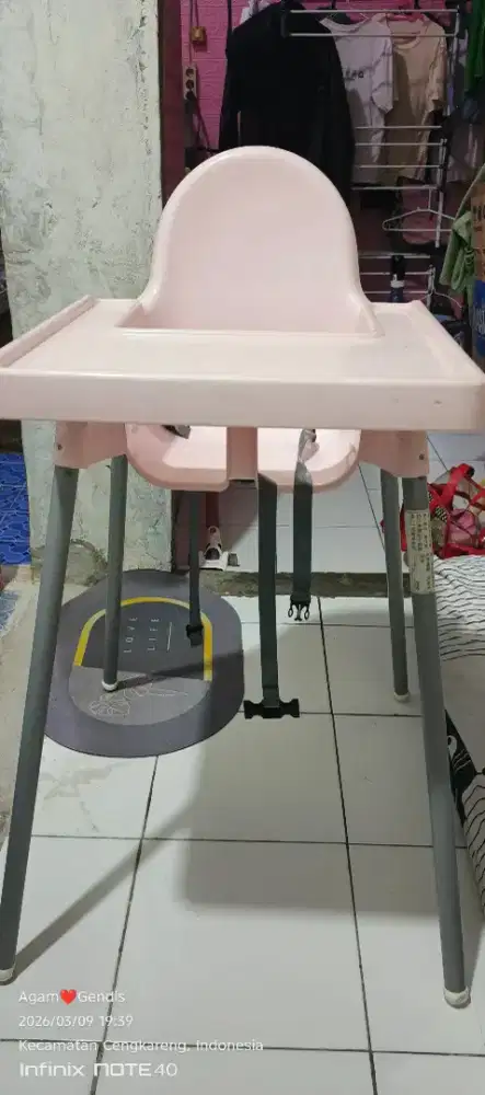 Tempat duduk makan bayi