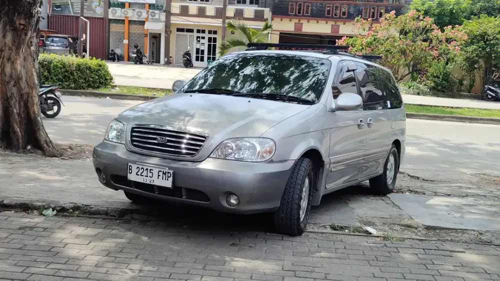 kia sedona thn 2004 bensin  coklat muda two tone  manual