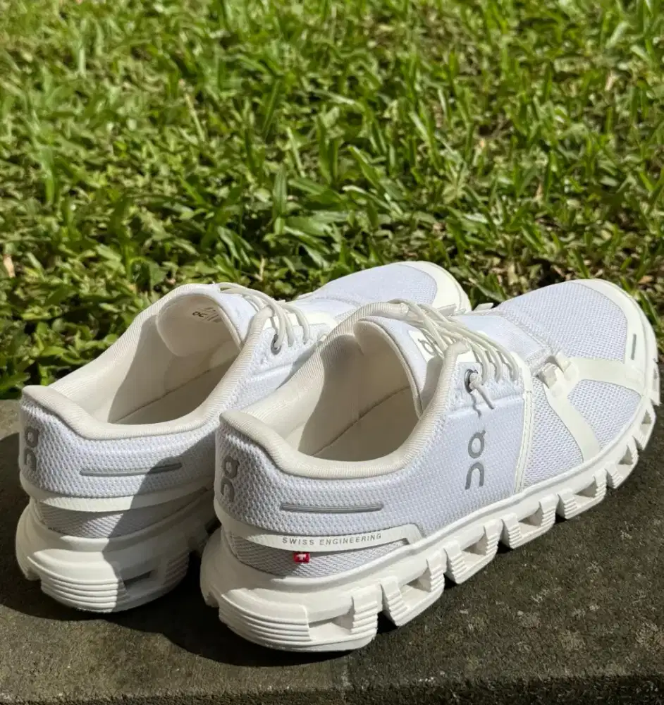 Sepatu On Cloud 6 White - No Box