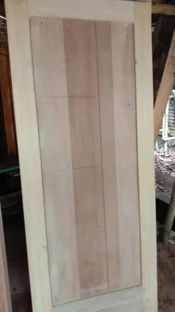 Menerima pesanan pintu dari kayu bekas