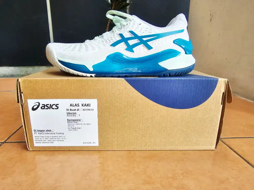 Sepatu tenis asics