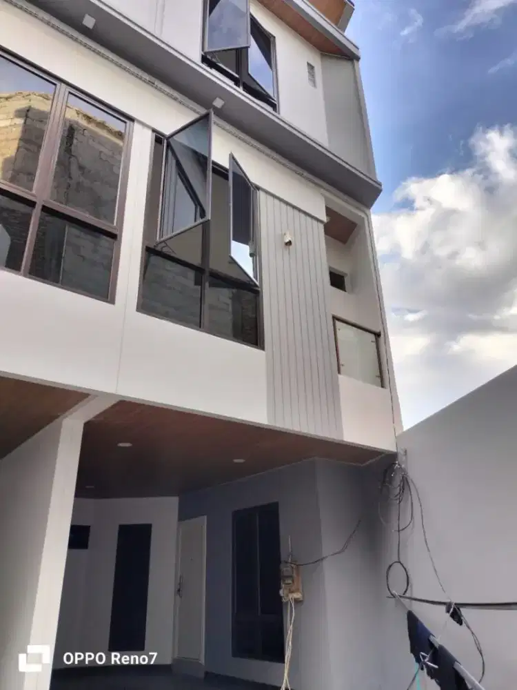 Rumah Asri 3 lantai di Johar Baru Jakarta pusat dekat Fasilitas Umum