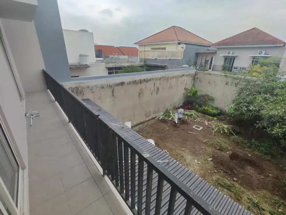 Murah luas cukup besar taman belakang besar, Nyaman Strategis di Mainroad mayang sunda, KBP