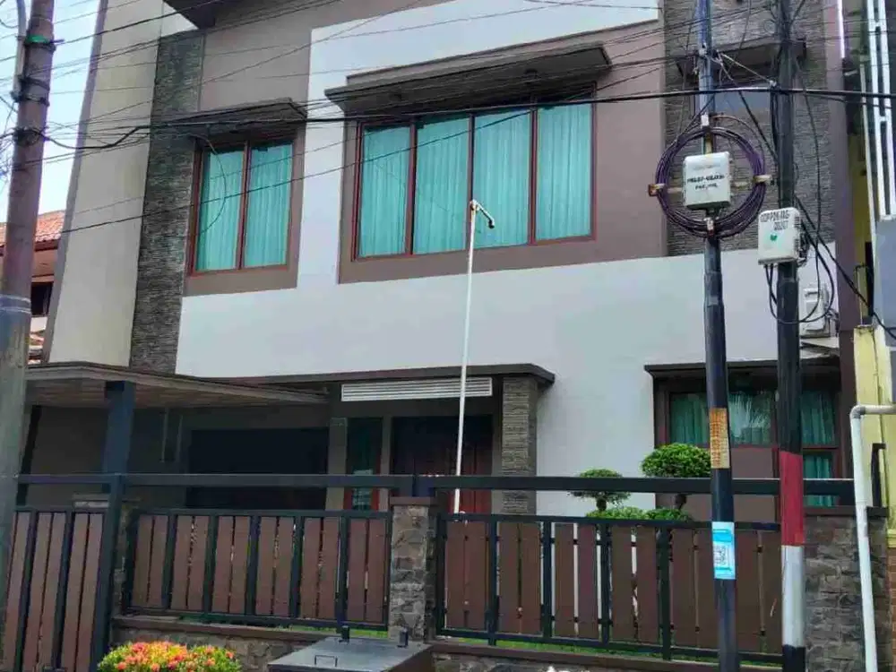 Rumah cantik 2 lantai siap huni di pondok kelapa Jakarta Timur