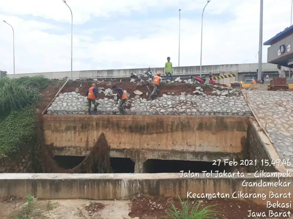 Pengurugan bobok rumah tua bongkar beton