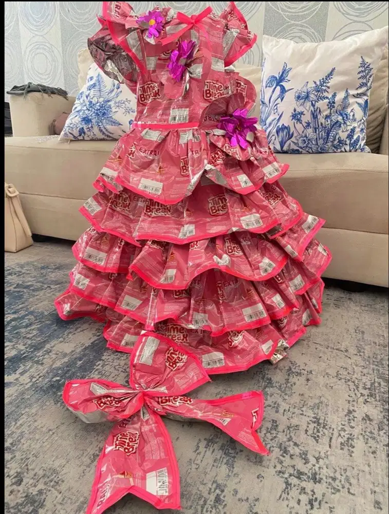 Baju gaun daur ulang dari bungkus makanan