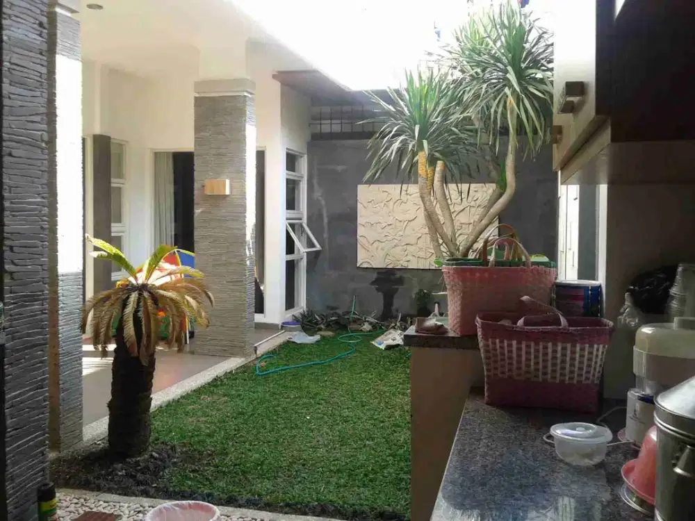 DIJUAL RUMAH BESAR BAGUS MODERN AREA JALAN DIENG KOTA MALANG