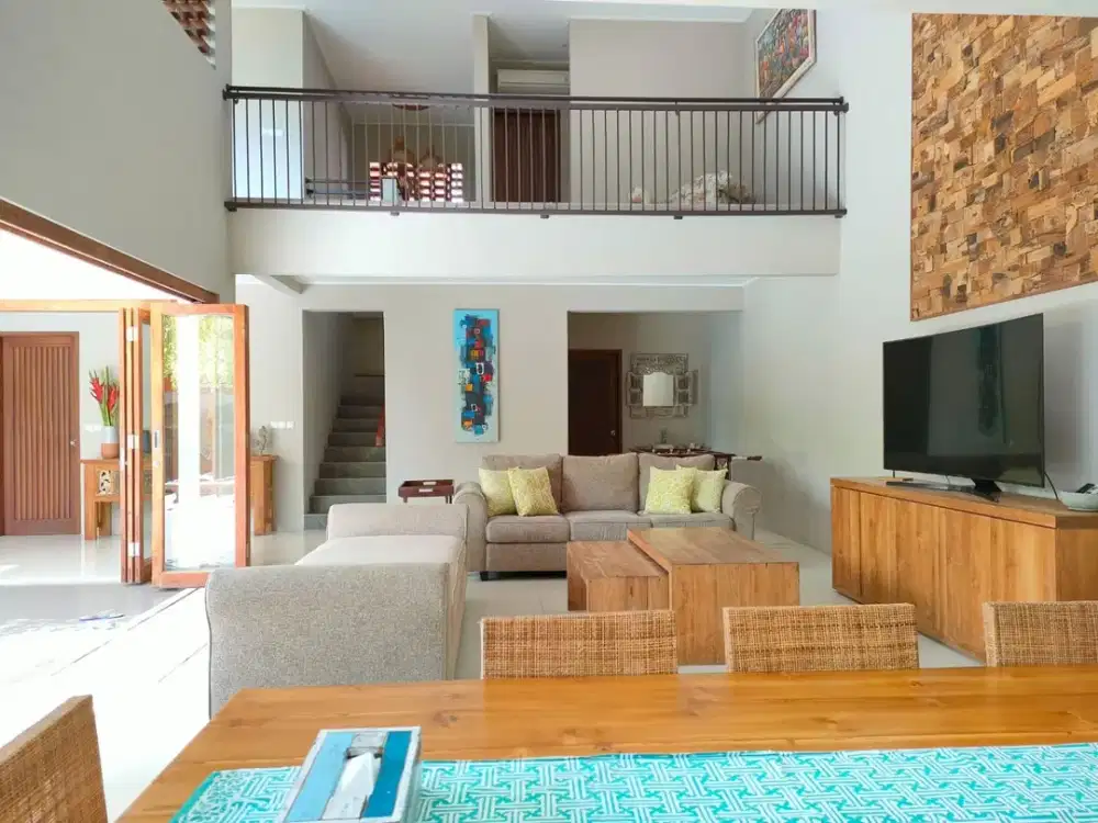 Rumah mewah Seminyak jalan petitenget ada kolam renang dan lokasi ramai