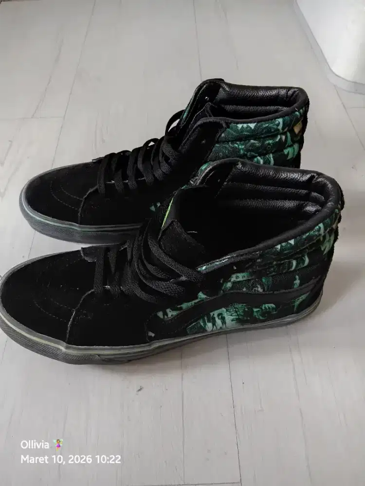 Sepatu pria merek vans