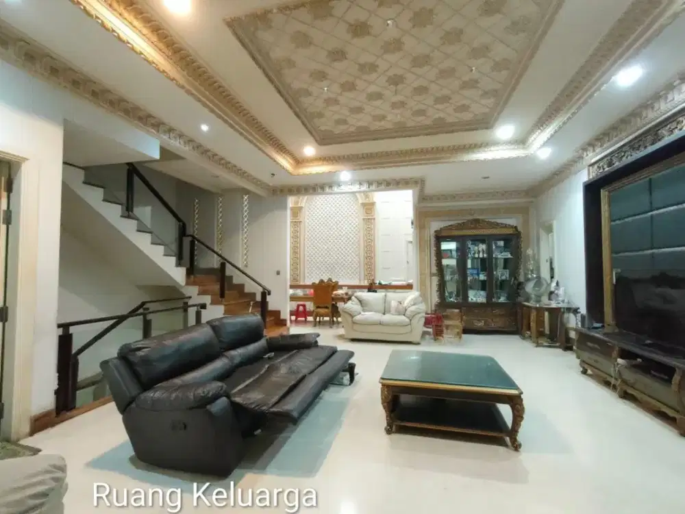 Rumah Mewah Elegan 3,5 Lantai di Taman Palem Lestari