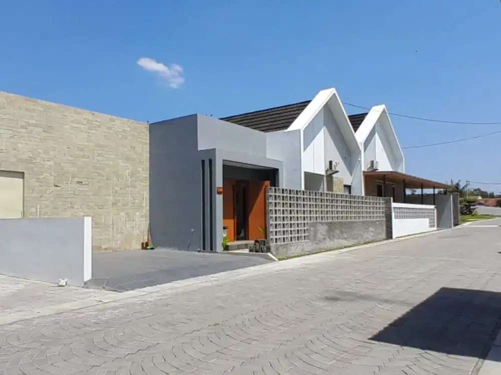 Rumah Bagus Dengan Desain CUSTOM Dalam Perumahan Dekat Stadion Maguwoharjo dan UPN FREE PAJAK!