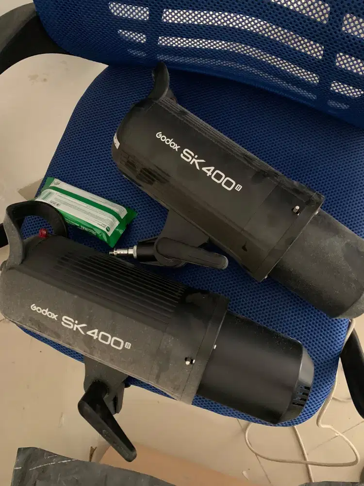 2 LAMPU GODOX SK400II
